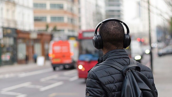 Using ANC headphones on a noisy road